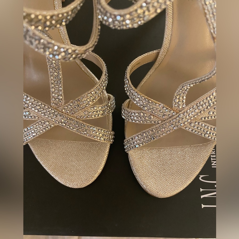 INC International Concepts Reggigol Gold Pumps Size 6
